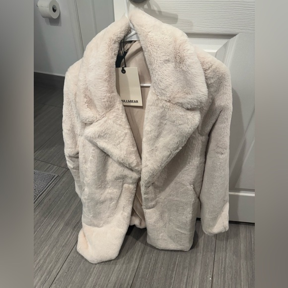Medium White / Tan Pull & Bear Fluffy Jacket New With Tags - Picture 1 of 3